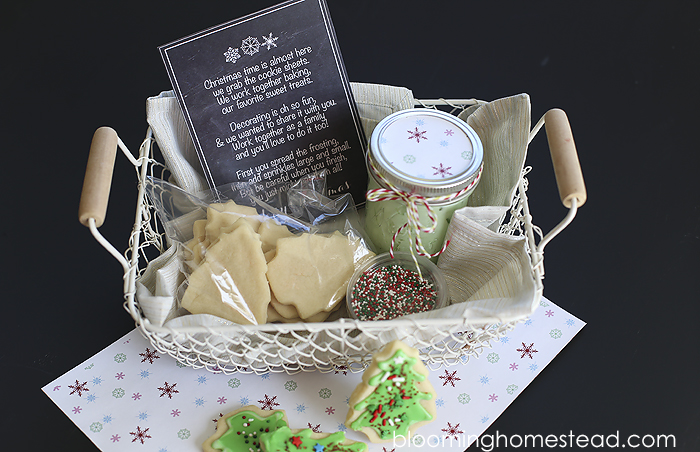 Christmas Cookie Decorating Kit with free printable from Blooming Homestead | Christmas | gift ideas |Christmas Cookies | Sugar Cookies