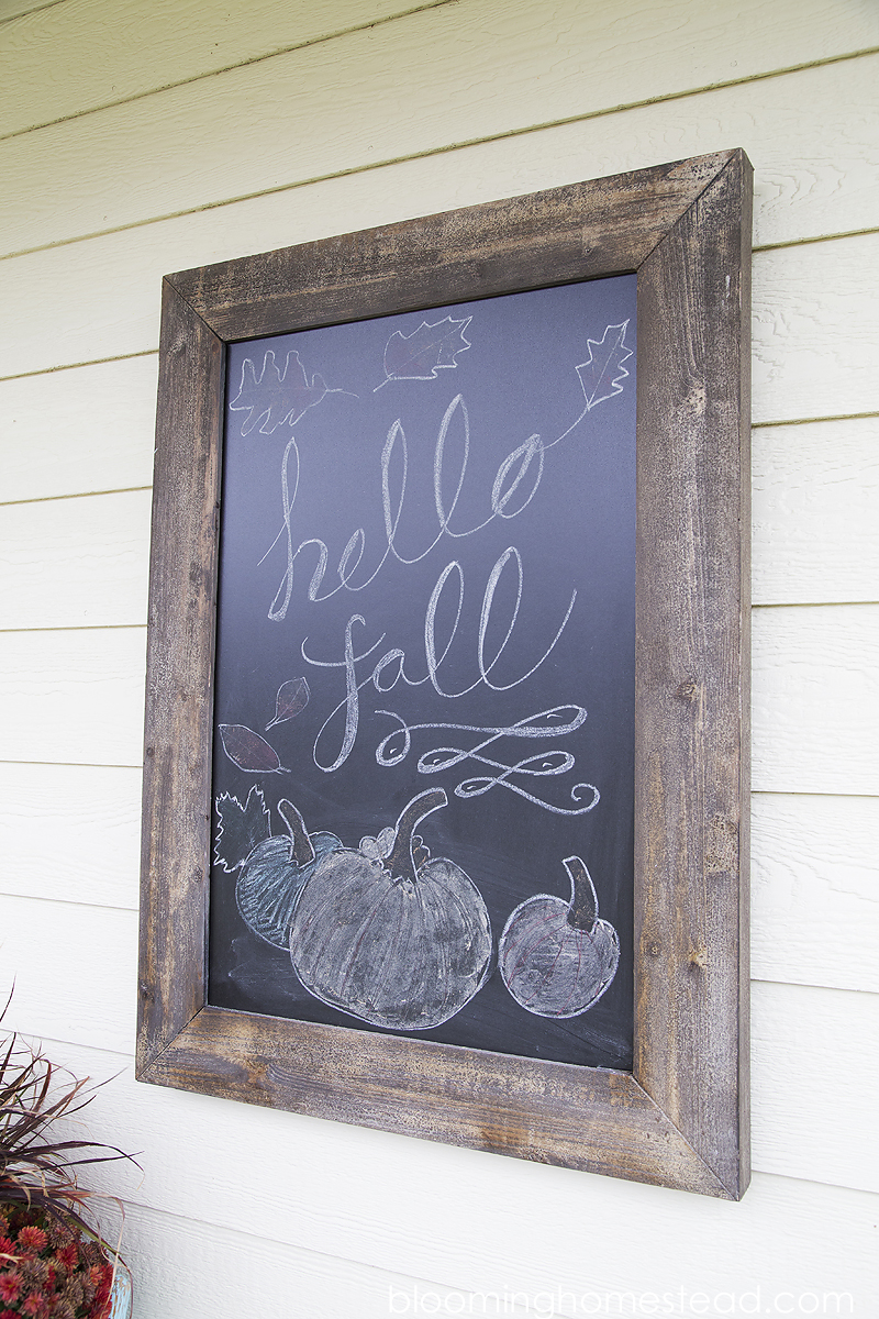 How to Fake the Chalkboard Look for a Fall Farmhouse Sign Using