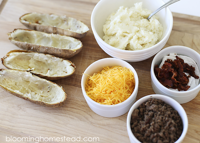 These delicious potato boats are simple to make and are a dinner the whole family will love. #recipes #bakedpotatoes