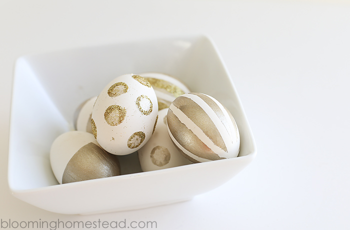 DIY Gold Painted Eggs- super easy to follow tutorial to make these trendy gold striped eggs.