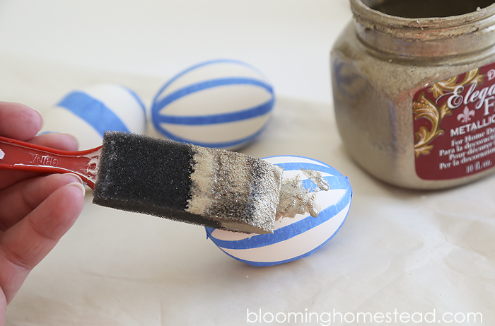 DIY Gold Painted Egg- super easy to follow tutorial to make these trendy goodies.