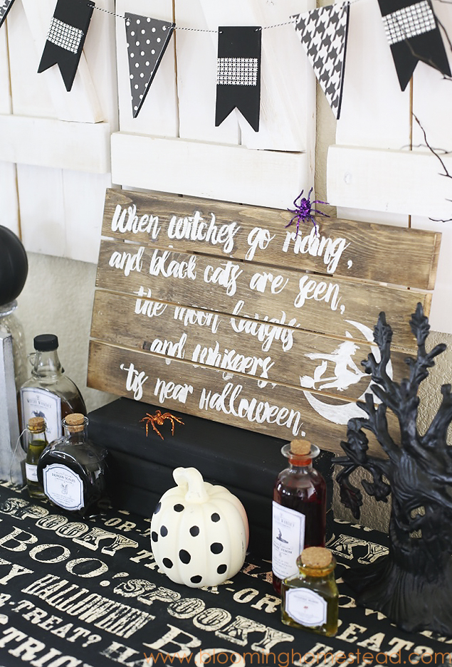 This diy Halloween Sign is so easy to make and customize. Check out the full tutorial | by Blooming Homestead