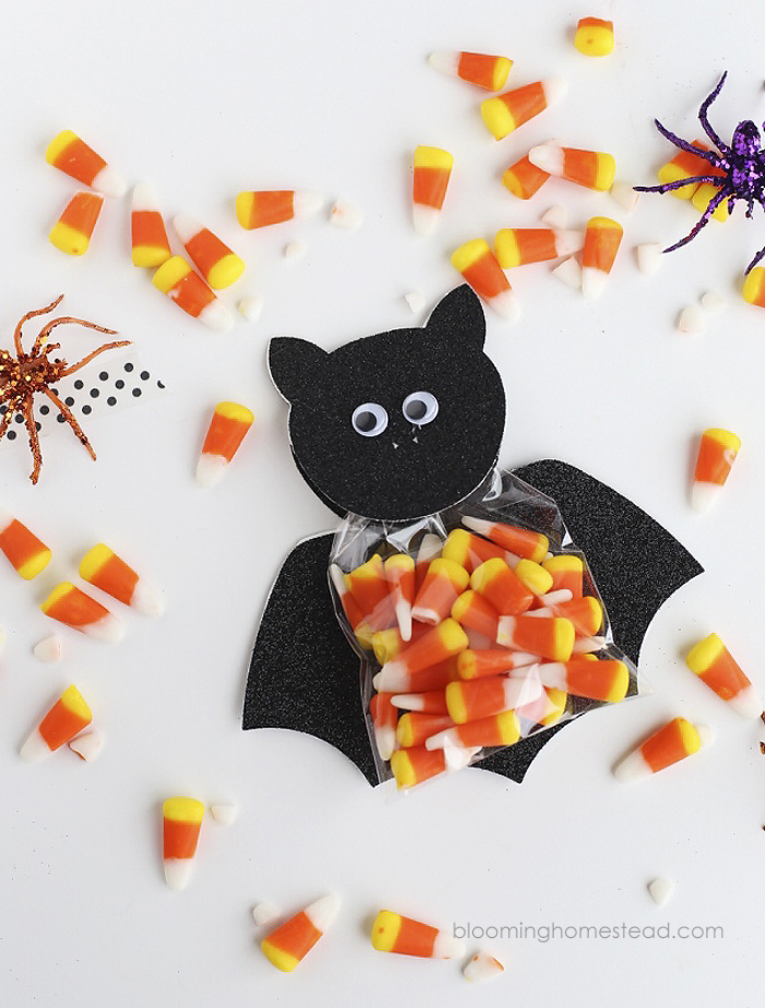 These adorable bat treats are so simple to make and would be perfect for parties or trick or treating!