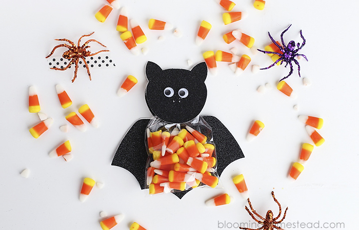 These adorable bat treats are so simple to make and would be perfect for parties or trick or treating!