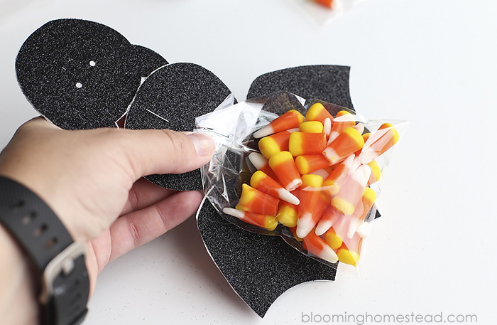 These adorable bat treats are so simple to make and would be perfect for parties or trick or treating!