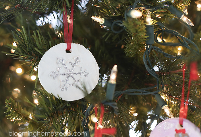 These diy ornaments are easy to make and are perfect for those holiday family traditions. So simple to make for Christmas.