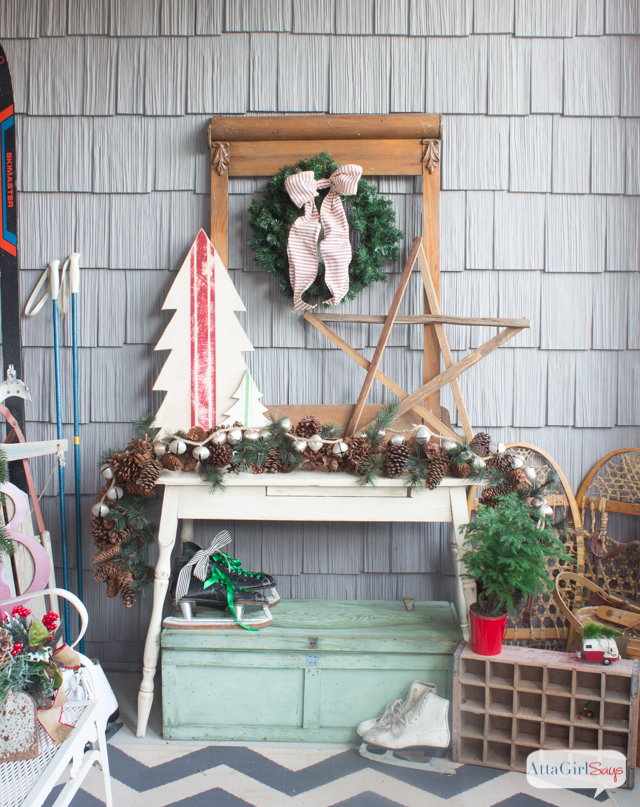 CCclassyvintage-inspired-christmas-porch-decorations-24