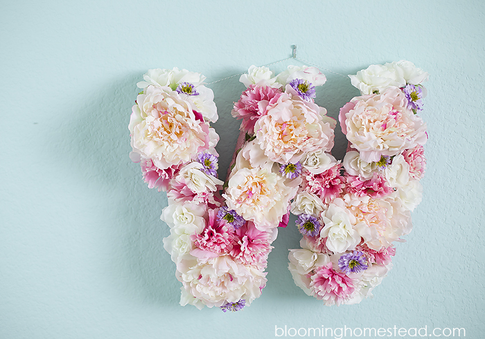 Pretty diy floral letter tutorial. Create with any letter, perfect for home decor, nurseries, and more!