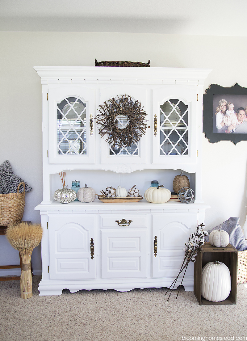 Beautiful fall home decor featuring neutral fall decor