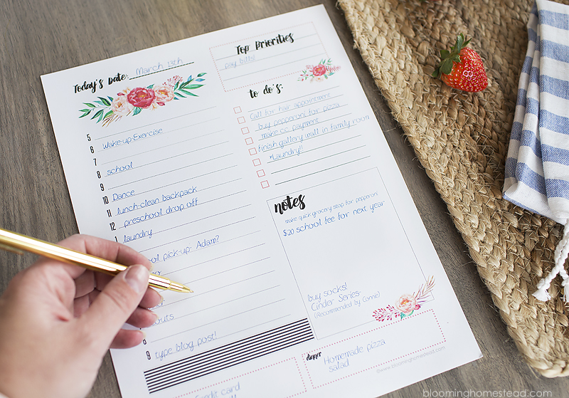 Beautiful printable daily to do list to keep you on task. Perfect to look over and plan while eating breakfast.