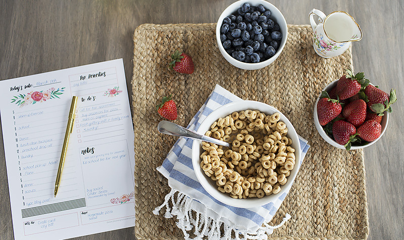 Beautiful printable daily to do list to keep you on task. Perfect to look over and plan while eating breakfast.